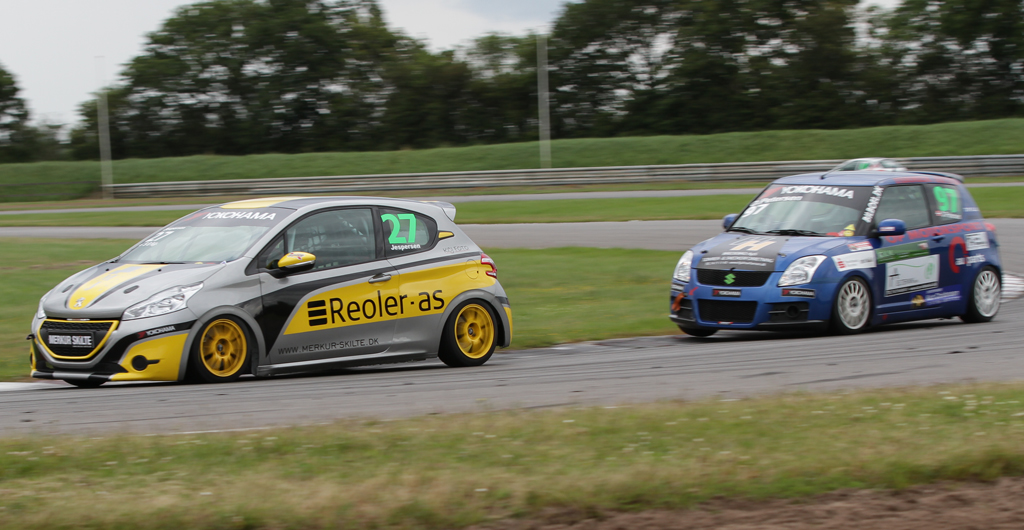 Der blev kæmpet hårdt om pladser i hele feltet
(Foto: Motorsporten.dk)